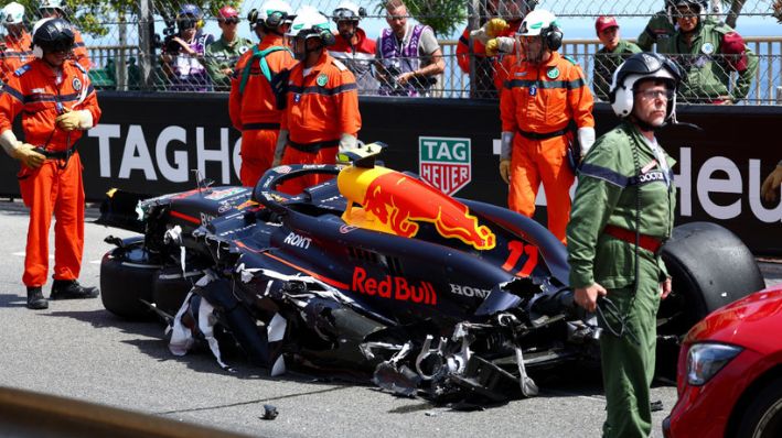 El automóvil destruido de Sergio Pérez de México y Oracle Red Bull Racing se ve en la pista después de un accidente durante el Gran Premio de F1 de Mónaco en el Circuito de Mónaco, el 26 de mayo de 2024 en Monte-Carlo, Mónaco. (Clive Rose/Getty Images)