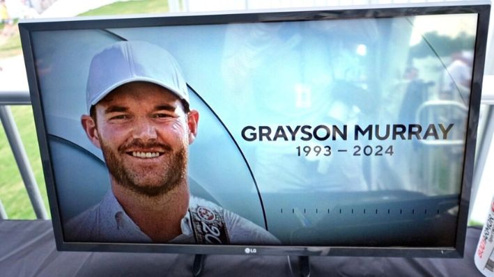 Se transmite una transmisión televisiva de golf en la carpa de transmisión que muestra una foto de Grayson Murray durante la tercera ronda del torneo de golf Charles Schwab Challenge en Colonial Country Club en Fort Worth, Texas, el 25 de mayo de 2024. (LM Otero/Foto AP)