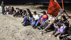 Alcaldes demócratas piden a Biden conceder permiso de trabajo a millones de inmigrantes ilegales