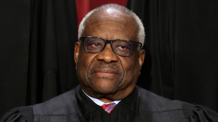 El juez asociado del Tribunal Supremo Clarence Thomas posa para un retrato oficial en la Sala de Conferencias Este del edificio del Tribunal Supremo en Washington el 7 de octubre de 2022. (Alex Wong/Getty Images)