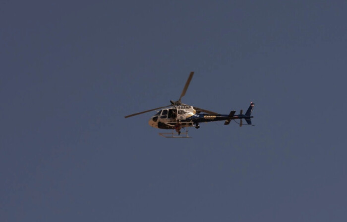 Un helicóptero de la Patrulla de Carreteras de California vuela en el condado de Imperial, California, el 6 de octubre de 2022. (Allison Dinner/AFP vía Getty Images)