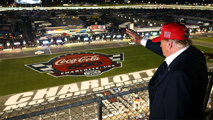 El expresidente Donald Trump observa durante la Coca-Cola 600 de la NASCAR Cup Series en el Charlotte Motor Speedway en Concord, Carolina del Norte, el 26 de mayo de 2024. (Jared C. Tilton/Getty Images)