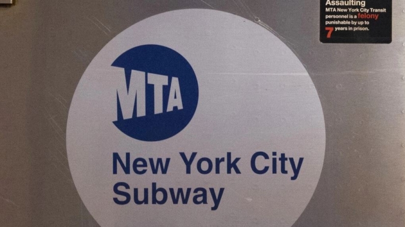 El logotipo de la MTA en el lateral de un vagón de metro de Nueva York en el barrio de Queens, Nueva York, el 23 de abril de 2020. (Mark Lennihan/AP Photo)