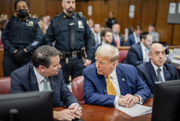 El expresidente Donald Trump y sus abogados, Todd Blanche (I) y Emil Bove (D), en la sala de la Corte Penal de Manhattan en Nueva York el 14 de mayo de 2024. (Justin Lane/POOL/AFP vía Getty Images)