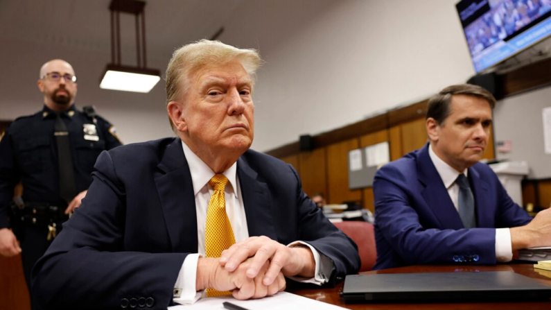 El expresidente de Estados Unidos Donald Trump se sienta en la sala de la Corte Penal de Manhattan con el abogado Todd Blanche el 21 de mayo de 2024 en la ciudad de Nueva York. (Michael M. Santiago/Getty Images)