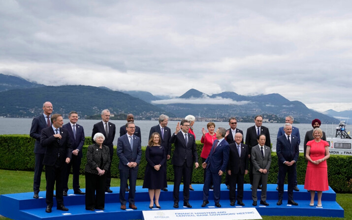 Los ministros de Finanzas y los gobernadores de los bancos centrales posan para una foto en la reunión de ministros de Finanzas del G7, en Stresa, norte de Italia, el 24 de mayo de 2024. (Antonio Calanni/AP)