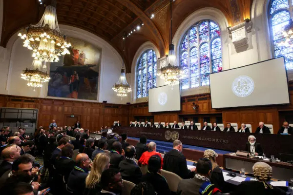 Varias personas sentadas en el interior de la Corte Internacional de Justicia (CIJ) en La Haya, Países Bajos, el 11 de enero de 2024. (Thilo Schmuelgen/Reuters)