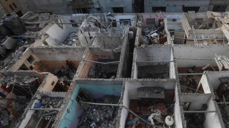 Palestinos examinan las secuelas de un ataque israelí contra un edificio residencial en Rafah, en la Franja de Gaza, el 7 de mayo de 2024. (Ismael Abu Dayyah/Foto AP)
