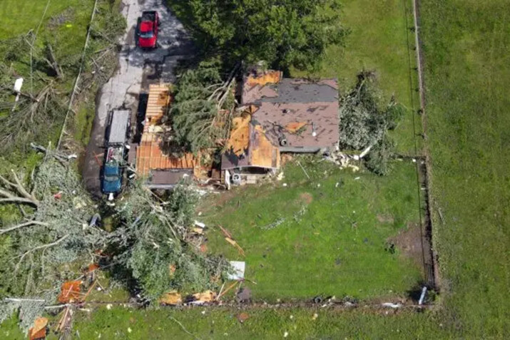Una casa dañada por una tormenta la noche anterior, en Pryor, Oklahoma, el 26 de mayo de 2024. (Mike Simons/Tulsa World vía AP)