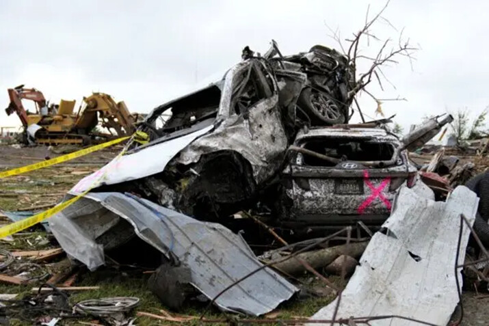 Coches dañados apilados junto a una carretera tras un tornado en Greenfield, Iowa, el 21 de mayo de 2024. (Charlie Neibergall/AP)