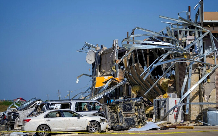 Daños en una parada de camiones la mañana siguiente al paso de un tornado, en Valley View, Texas, el 26 de mayo de 2024. (Julio Cortez/AP)
