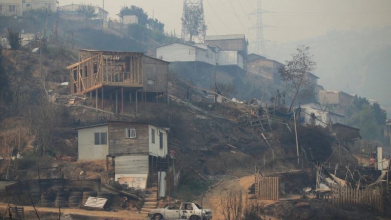 Los restos de una casa quemada son fotografiados en Viña del Mar el 3 de febrero de 2024, tras la propagación de los incendios forestales que afectan a muchas partes de la región de Valparaíso (Sofia Yanjari/Reuters)