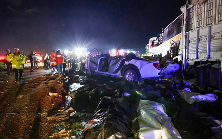 Equipos de rescate de emergencia y agentes de policía trabajan en las secuelas de un accidente con varios vehículos cerca de Mersin, en el sur de Turquía, el 26 de mayo de 2024. (IHA vía AP)
