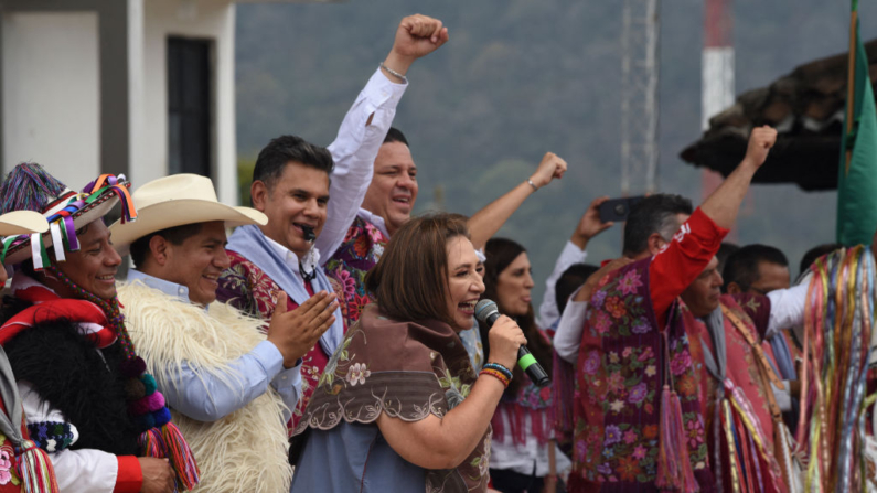 La candidata presidencial de la oposición mexicana Xóchitl Gálvez pronuncia un discurso durante un mitin de campaña en Zinacantán, Chiapas, México, el 26 de mayo de 2024. (Isaac Guzman/AFP vía Getty Images)