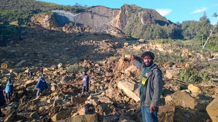 La gente se reúne en el lugar de un deslizamiento de tierra en Maip Mulitaka, en la provincia de Enga, Papúa Nueva Guinea, el 24 de mayo de 2024. (STR/AFP vía Getty Images)
