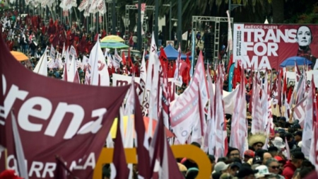 Ahora en mitin de Morena: Caen lonas provocando decenas de lesionados