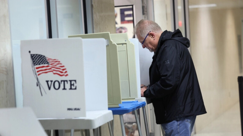 Residentes depositan sus papeletas durante una votación en el Ayuntamiento de Green Bay, Wisconsin, el 4 de noviembre de 2022. (Scott Olson/Getty Images)