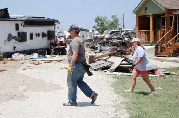 Voluntarios caminan por el destruido Lake Ray Roberts Marina RV Park, el 26 de mayo de 2024. (Michael Clements/The Epoch Times)