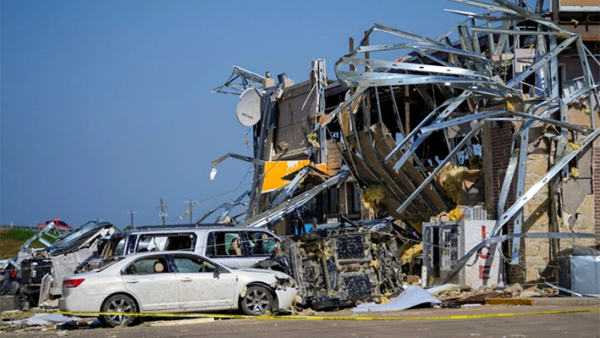 Daños en una parada de camiones la mañana siguiente al paso de un tornado por Valley View, Texas, el 26 de mayo de 2024. (Julio Cortez/Foto AP)