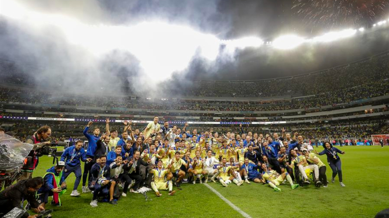 Las Águilas del América, dirigidas por el entrenador brasileño Andre Jardine, vencieron por 1-0 al Cruz Azul, con un polémico penalti de Henry Martín para ganar el título del Clausura del fútbol mexicano, su decimoquinto título de liga y el segundo consecutivo. EFE/Isaac Esquivel