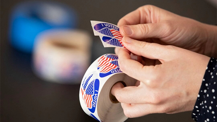 Funcionarios electorales reparten pegatinas de "Yo voté" en el Instituto de Arte Contemporáneo de VCU el día de las elecciones en Richmond, Virginia, el 8 de noviembre de 2022. (Ryan M. Kelly/AFP/Getty Images)