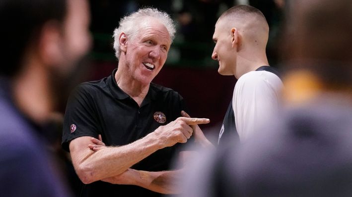 La leyenda del Salón de la Fama del Baloncesto Bill Walton, a la izquierda, bromea con el pívot de los Denver Nuggets Nikola Jokic durante una sesión de entrenamiento para el partido de baloncesto de las estrellas de la NBA en Cleveland, el 19 de febrero de 2022. (AP Photo/Charles Krupa, File)