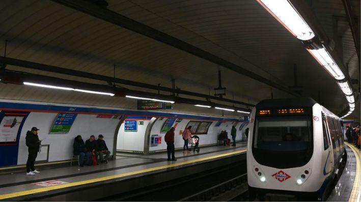 Un foto de archivo de un tren subterráneo llegando a una estación del Metro de Madrid, el 12 de enero de 2020. (GABRIEL BOUYS/AFP vía Getty Images)