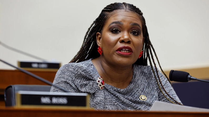 La representante Cori Bush (D-Mo.) durante una audiencia del Comité Judicial de la Cámara en el edificio de oficinas de la Cámara Rayburn en el Capitolio, Washington, el 12 de marzo de 2024. (Chip Somodevilla/Getty Images)