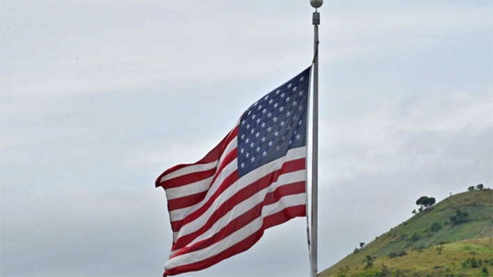 Una bandera estadounidense en el edificio de la embajada de EE.UU. en una foto de archivo. (Adek Berry/AFP vía Getty Images)
