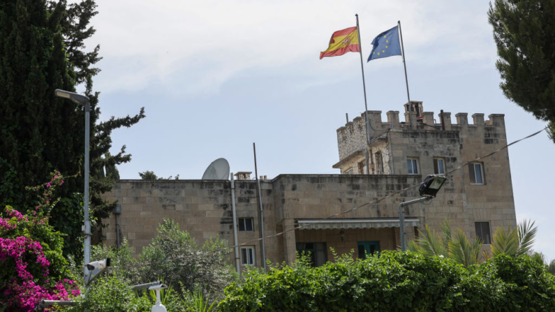 Las banderas de España y de la Unión Europea ondean en el edificio del consulado de España en el barrio de Sheikh Jarrah, en la Jerusalén oriental anexionada por Israel, el 22 de mayo de 2024. (Ahmad Gharabli/AFP vía Getty Images)