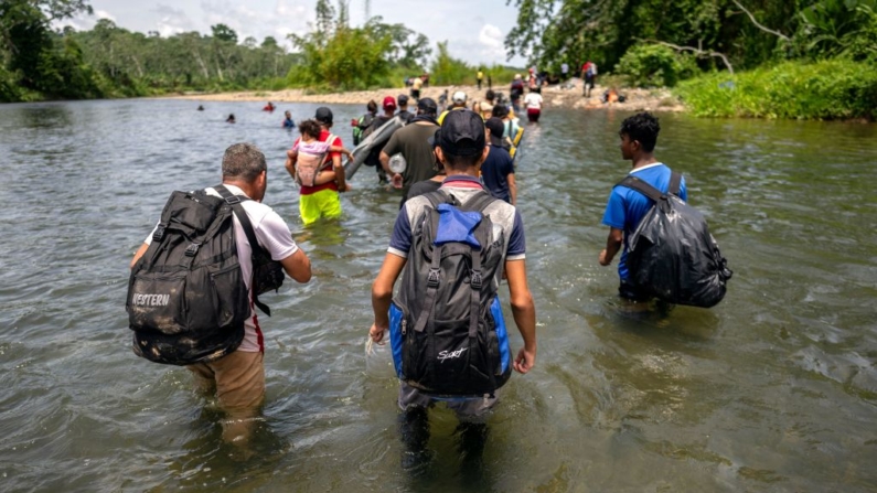 Migrantes cruzan un río cerca de la aldea de Bajo Chiquito, el primer control fronterizo de la provincia de Darién en Panamá, el 21 de septiembre de 2023. Una foto de archivo. (LUIS ACOSTA/AFP via Getty Images)