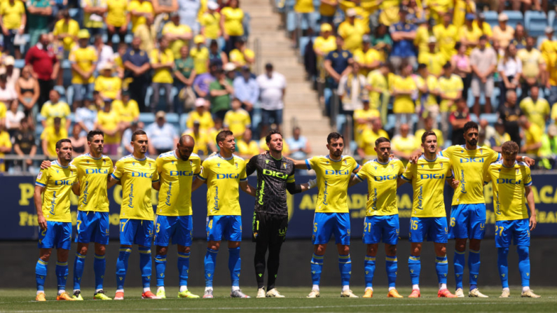 Los jugadores del Cádiz CF participan en un minuto de silencio en memoria de Higinio Vilches Pescador antes del partido de LaLiga EA Sports entre el Cádiz CF y el Getafe CF en el Estadio Nuevo Mirandilla el 12 de mayo de 2024 en Cádiz, España. (Fran Santiago/Getty Images