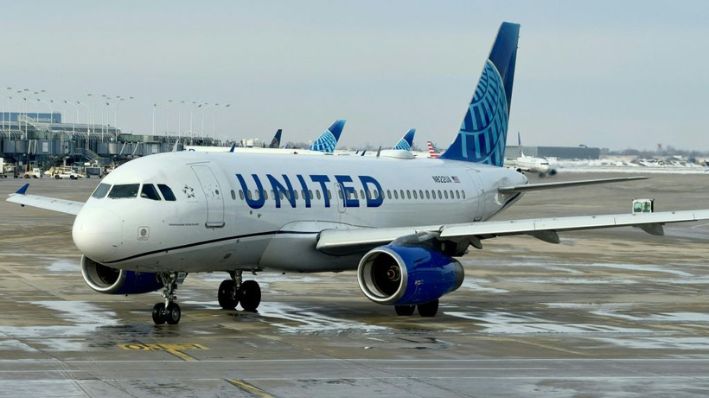 Un Airbus A319 de United Airlines en el Aeropuerto Internacional de Chicago O'Hare  (ORD) en Chicago, Illinois, el 18 de enero de 2024. (DANIEL SLIM/AFP vía Getty Images)