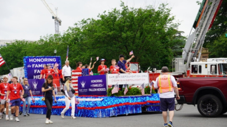 Desfile del Día Nacional de la Recordación en Washington honra a los veteranos