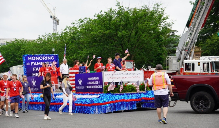 Una carroza de la Fundación Gary Sinise en honor a los miembros caídos en servicio en el Desfile del Día Nacional de la Recordación en Washington el 27 de mayo de 2024. (Joseph Lord/The Epoch Times)
