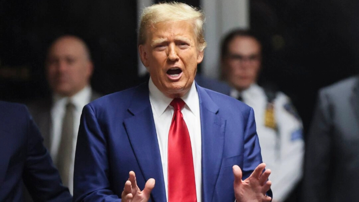 El expresidente Donald Trump habla con los medios durante un receso en una audiencia previa al juicio en un tribunal penal en Nueva York el 25 de marzo de 2024. (Brendan McDermid-Pool/Getty Images)