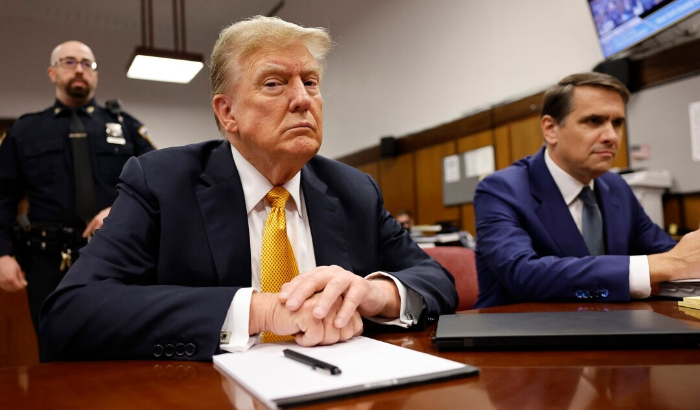 El expresidente Donald Trump se sienta con el abogado Todd Blanche en la Corte Penal de Manhattan en la ciudad de Nueva York, el 21 de mayo de 2024. (Michael M. Santiago/Getty Images)