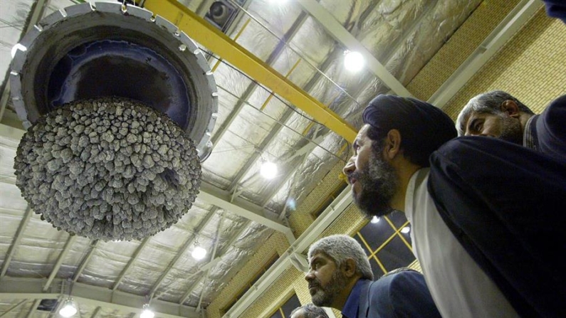 Varios diputados iraníes inspeccionan elementos de la central nuclear de la ciudad de Isfahan (Irán). EFE/Archivo