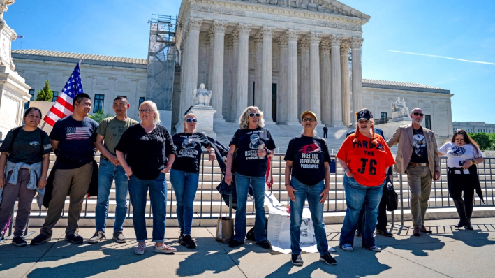Partidarios de los acusados del 6 de enero, entre ellos Micki Witthoeft, madre de la asesinada Ashli Babbitt, partidaria de Trump, frente al edificio del Tribunal Supremo en Washington el 16 de abril de 2024. (Kent Nishimura/Getty Images)