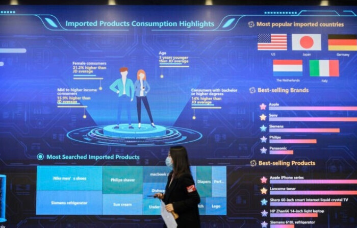 Una pantalla en la sala de control del centro de datos del gigante del comercio electrónico JD.com donde hacen un seguimiento de las ventas y las tendencias en la sede de la empresa en Pekín, China, el 11 de noviembre de 2020. (Kevin Frayer/Getty Images)