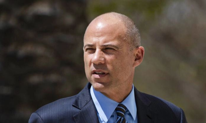 El abogado Michael Avenatti llega a la corte federal en Santa Ana, California, el 1 de abril de 2019. (Jae C. Hong/AP Photo)