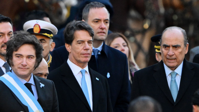 El presidente argentino, Javier Milei (i), acompañado por el jefe de Gabinete de Argentina, Nicolás Posse (c), y el ministro del Interior de Argentina, Guillermo Francos (d), llegan a la Catedral Metropolitana de Buenos Aires el 25 de mayo de 2024. (Luis Robayo/AFP vía Getty Images)