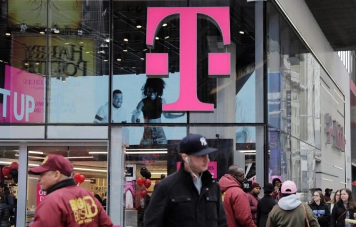 Peatones pasan por una tienda T-Mobile en Nueva York el 27 de abril de 2018. (Lucas Jackson/Reuters)