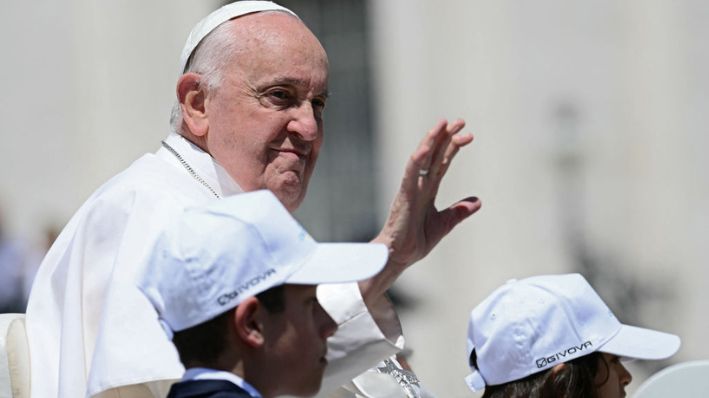 El papa Francisco se retira después de celebrar una misa en el Día Mundial del Niño en la Basílica de San Pedro, en el Vaticano el 26 de mayo de 2024. (FILIPPO MONTEFORTE/AFP vía Getty Images)