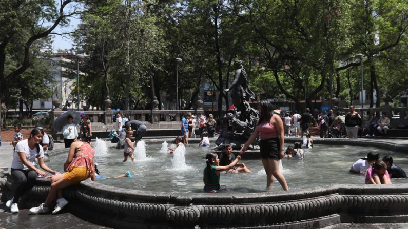 Personas se refrescan debido a las altas temperaturas registradas, el 26 de mayo de 2024, en la Ciudad de México (México). EFE/Mario Guzmán
