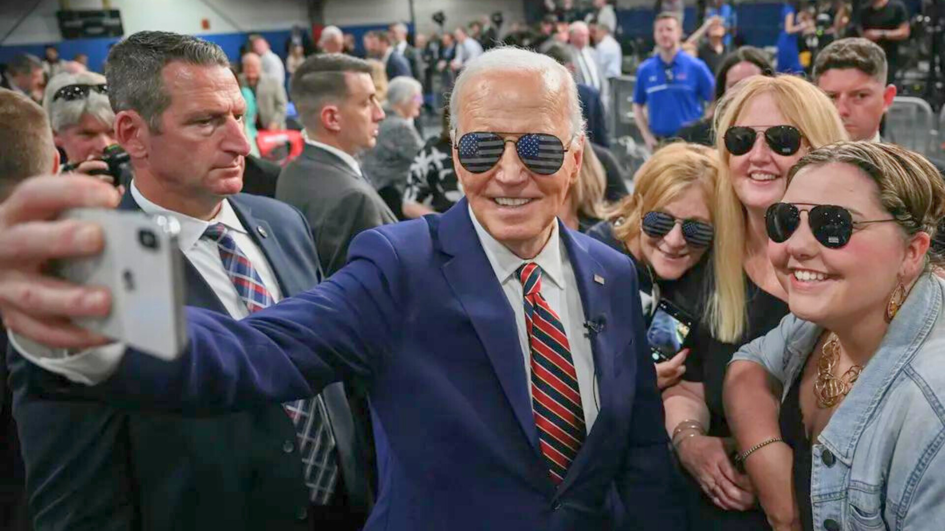 El presidente Joe Biden se toma una selfie con sus seguidores 