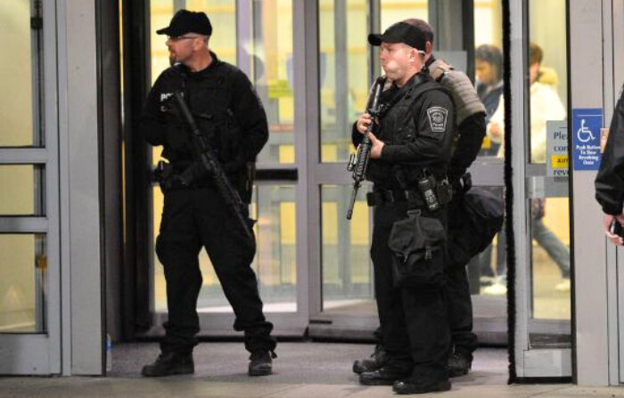 Fotografía de archivo. Agentes armados de la policía aseguran la entrada principal del Hospital Brigham and Women's el 15 de abril de 2013 en Boston, Massachusetts. (STAN HONDA/AFP via Getty Images)