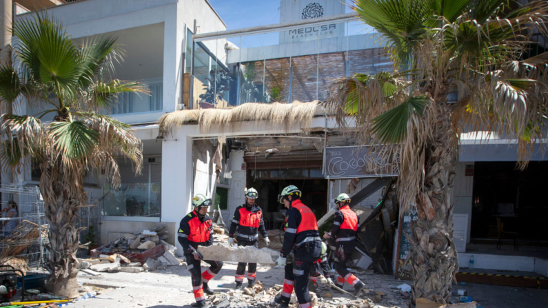 Los bomberos trabajan un día después de que un restaurante de dos plantas se derrumbara, matando a cuatro personas e hiriendo a 16 en la Playa de Palma, al sur de la capital de la isla mediterránea española de Palma de Mallorca, el 24 de mayo de 2024. (Jaime Reina/AFP vía Getty Images)