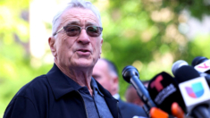 Robert De Niro y policías del 6 de enero hablan a favor de Biden fuera del juicio contra Trump en NY