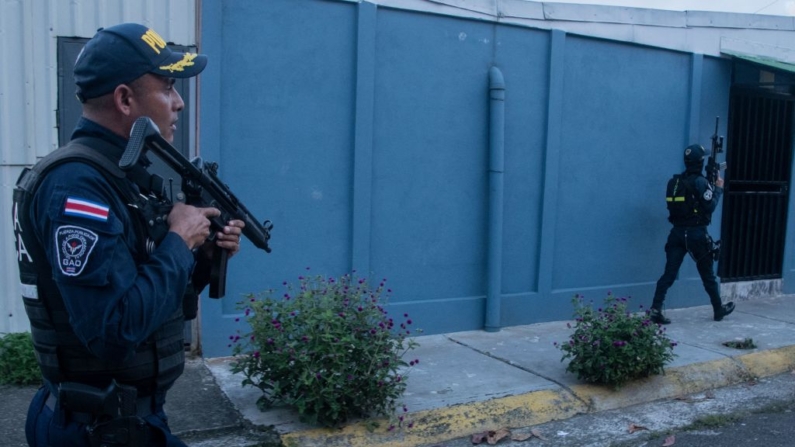 Policías costarricenses registran una zona durante una operación antidroga en San José, Costa Rica, 28 de octubre de 2023. (Ezequiel Becerra/AFP vía Getty Images)